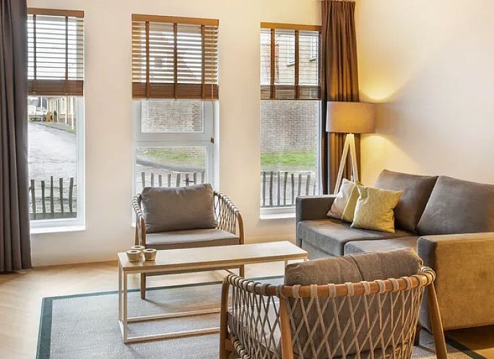 Eetkamer van 4-persoons appartement 4C1 in West-Terschelling met uitzicht op balkon, Waddeneilanden.