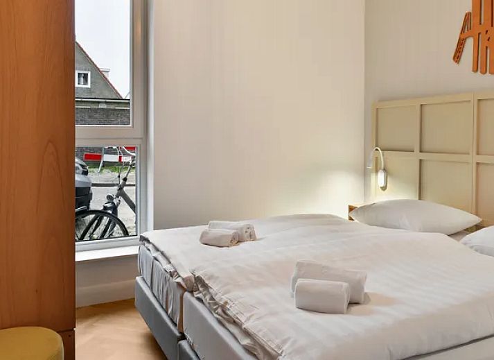 Gezellige woonkamer in 4-persoons appartement 4C1, West-Terschelling, met comfortabele zithoek.