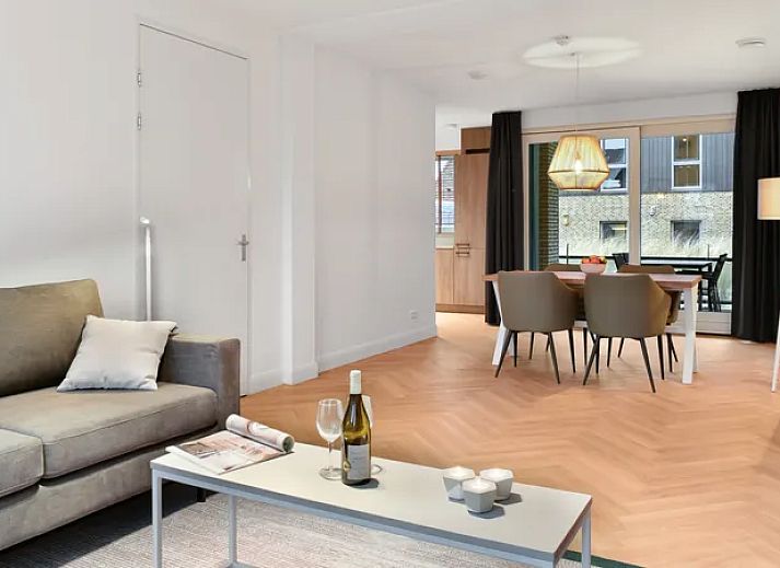 Gezellige woonkamer in 4-persoons appartement 4C1, West-Terschelling, met comfortabele zithoek.