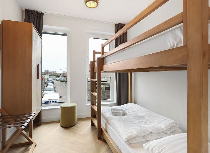 Gezellige woonkamer in 4-6-persoons appartement 4-6C in West-Terschelling, met comfortabele banken en modern interieur.