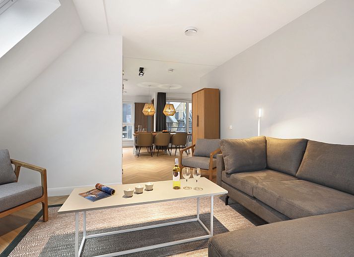 Ruime zithoek van 4-6-persoons appartement 4-6C in West-Terschelling, ideaal voor ontspanning op de Waddeneilanden.