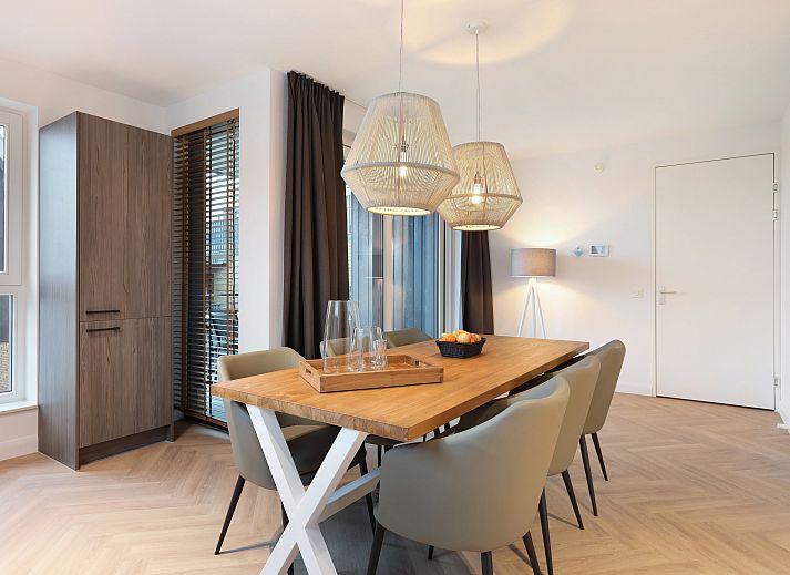 Ruime zithoek van 4-6-persoons appartement 4-6C in West-Terschelling, ideaal voor ontspanning op de Waddeneilanden.