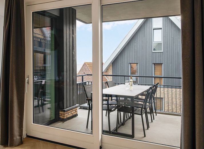 Stijlvolle eetkamer in 4-6-persoons appartement 4-6C, West-Terschelling, met houten tafel en sfeervolle verlichting.