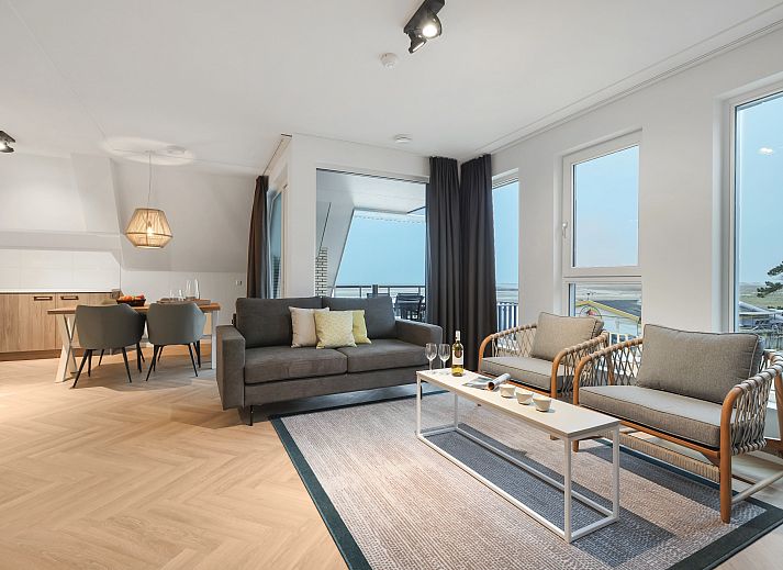 Gezellige woonkamer in het 4-persoons appartement 4C2 in West-Terschelling, Terschelling, met uitzicht op de Waddeneilanden.
