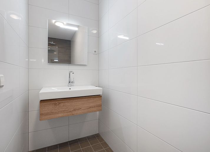 Gezellige woonkamer in het 4-persoons appartement 4C2 in West-Terschelling, Terschelling, met uitzicht op de Waddeneilanden.