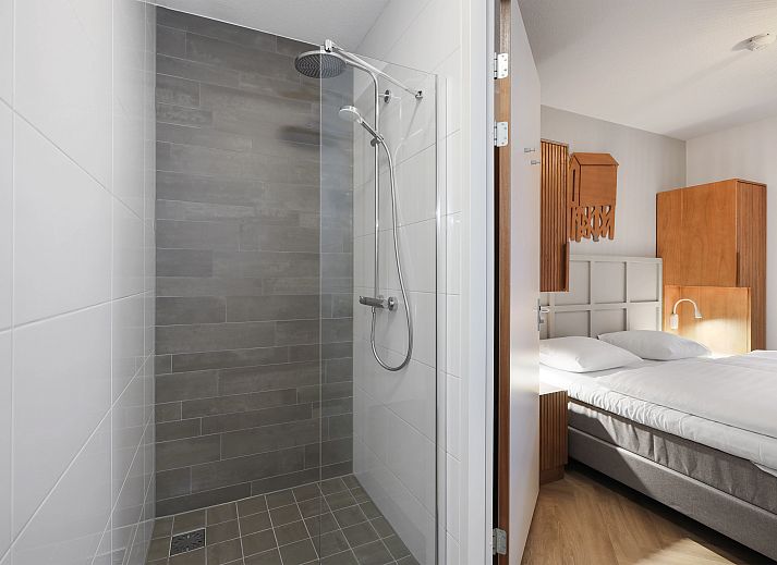 Gezellige woonkamer in het 4-persoons appartement 4C2 in West-Terschelling, Terschelling, met uitzicht op de Waddeneilanden.