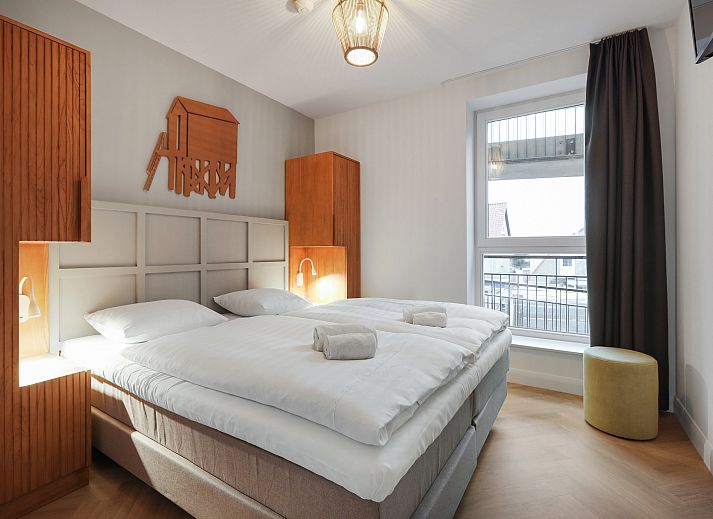 Gezellige woonkamer in het 4-persoons appartement 4C2 in West-Terschelling, Terschelling, met uitzicht op de Waddeneilanden.