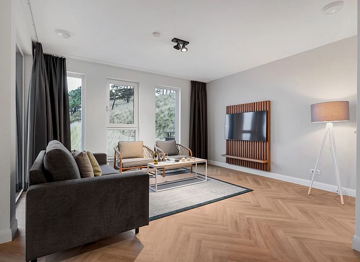 Lichte zithoek met uitzicht op de duinen in het 4-persoons appartement 4C2, West-Terschelling, Terschelling, Waddeneilanden.