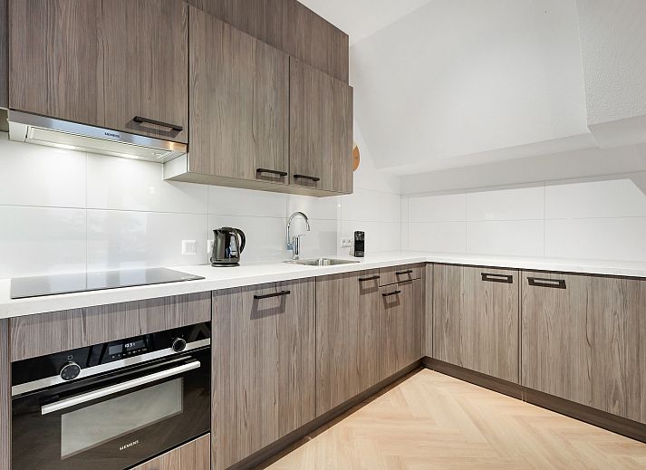 Lichte zithoek met uitzicht op de duinen in het 4-persoons appartement 4C2, West-Terschelling, Terschelling, Waddeneilanden.