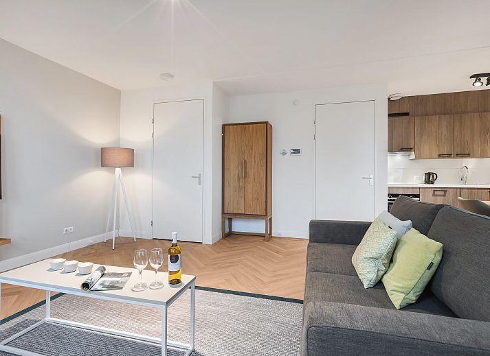 Lichte zithoek met uitzicht op de duinen in het 4-persoons appartement 4C2, West-Terschelling, Terschelling, Waddeneilanden.