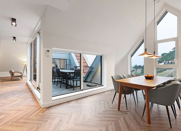 Comfortable sitting area in 6-person penthouse 6LP, West-Terschelling, Terschelling with stylish furnishings and lots of natural light.