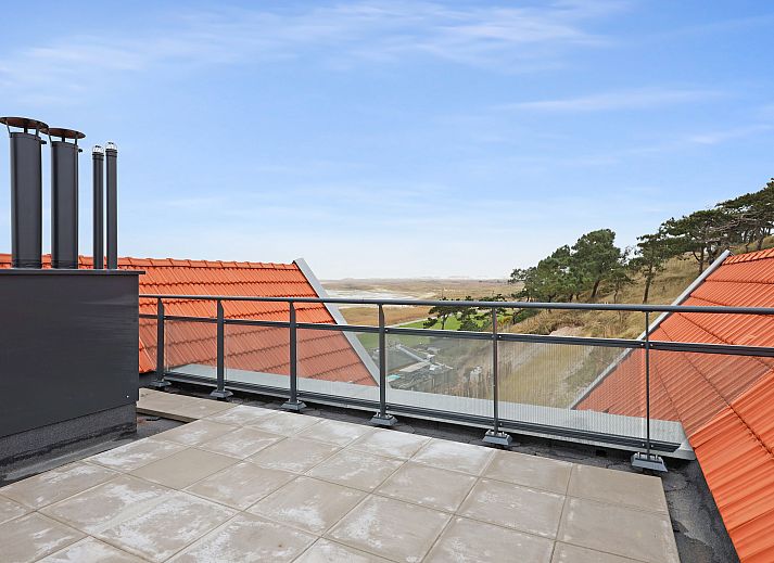 Dining area with view in 6-person penthouse 6LP, West-Terschelling, Wadden Islands, ideal for cozy meals.