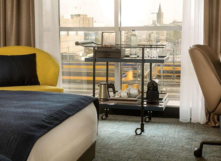 Lichte kamer in Park Plaza Utrecht, vakantieappartement in Utrecht met uitzicht op de stad en luxe voorzieningen.