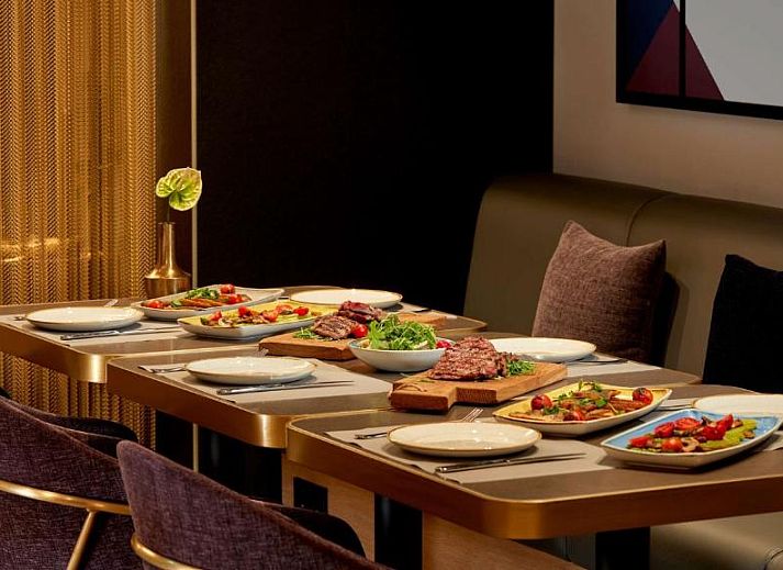 Elegante receptie van Park Plaza Utrecht, vakantieappartement in Utrecht met moderne inrichting en gastvrije sfeer.