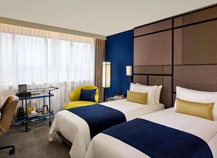 Gezellige lounge in Park Plaza Utrecht, vakantieappartement in Utrecht met open haard en stijlvolle bar.