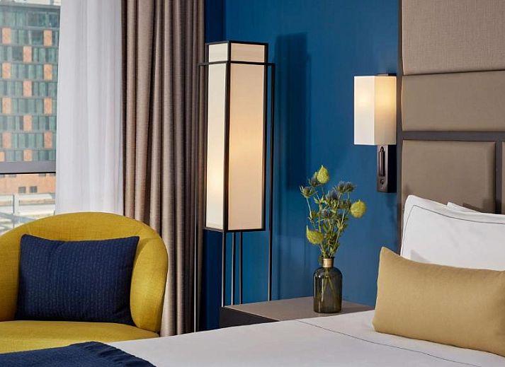 Gezellige lounge in Park Plaza Utrecht, vakantieappartement in Utrecht met open haard en stijlvolle bar.