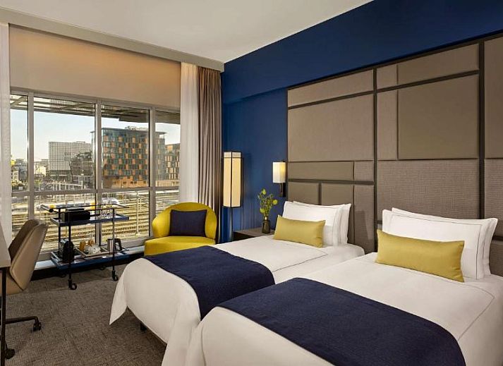 Gezellige lounge in Park Plaza Utrecht, vakantieappartement in Utrecht met open haard en stijlvolle bar.