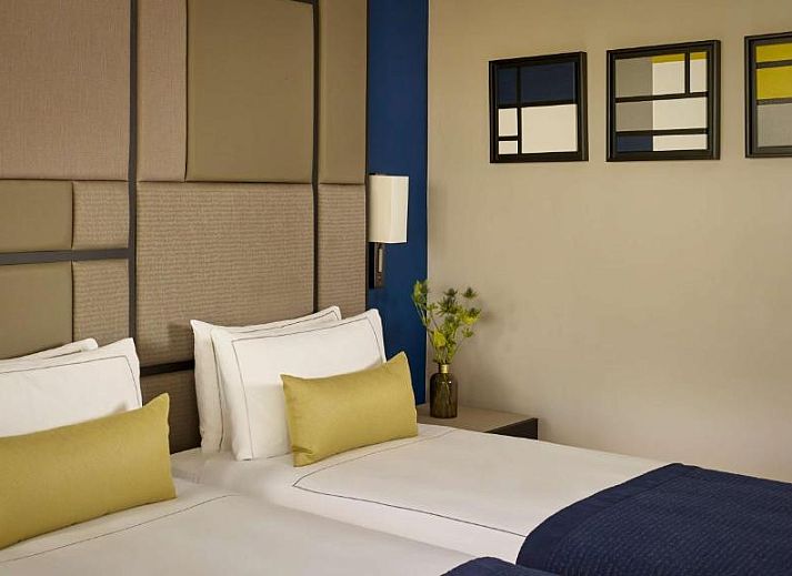 Gezellige lounge in Park Plaza Utrecht, vakantieappartement in Utrecht met open haard en stijlvolle bar.