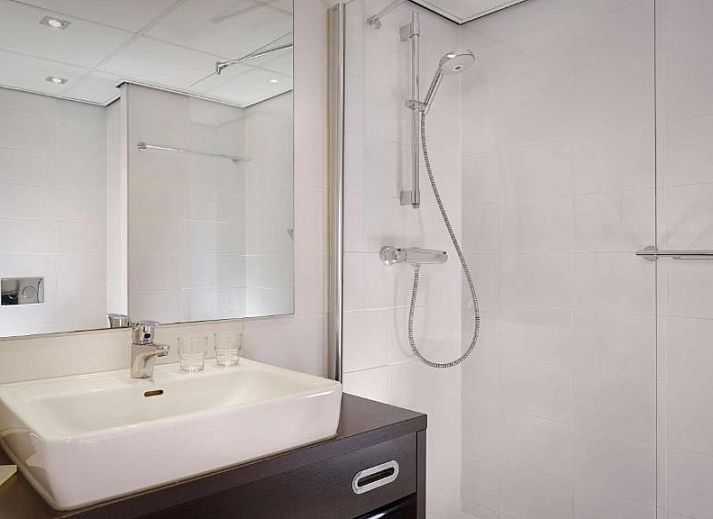 Comfortabele slaapkamer in Park Plaza Utrecht, vakantieappartement in Utrecht met grote ramen en prachtig uitzicht.