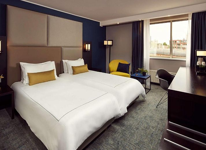 Comfortabele slaapkamer in Park Plaza Utrecht, vakantieappartement in Utrecht met grote ramen en prachtig uitzicht.