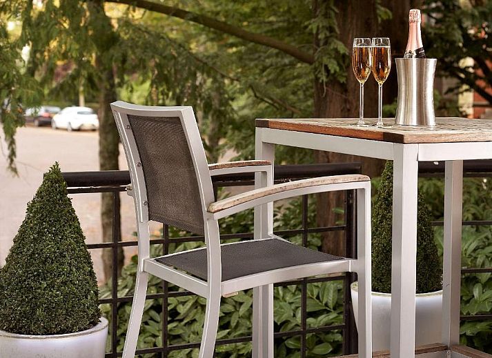 Comfortabele slaapkamer in Park Plaza Utrecht, vakantieappartement in Utrecht met grote ramen en prachtig uitzicht.