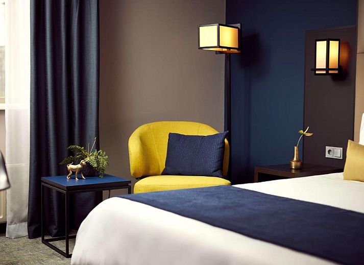 Moderne badkamer in Park Plaza Utrecht, vakantieappartement in Utrecht met ruime douche en stijlvolle afwerking.