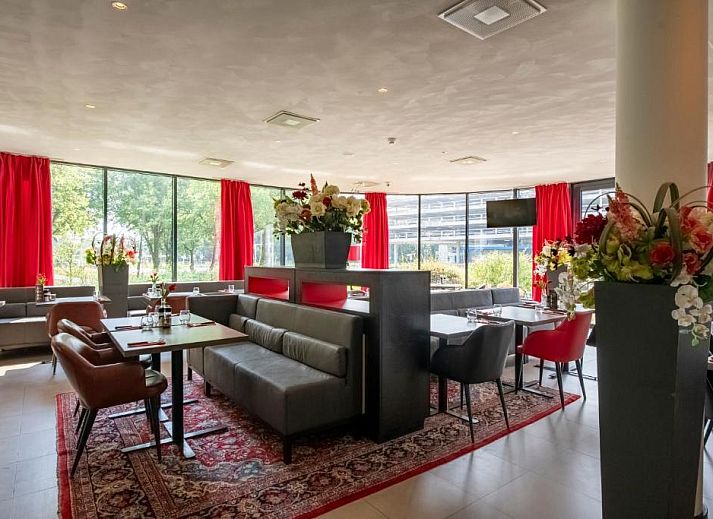 Comfortabele slaapkamer in Bastion Hotel Utrecht met uitzicht op Utrecht, ideaal voor een ontspannen verblijf.
