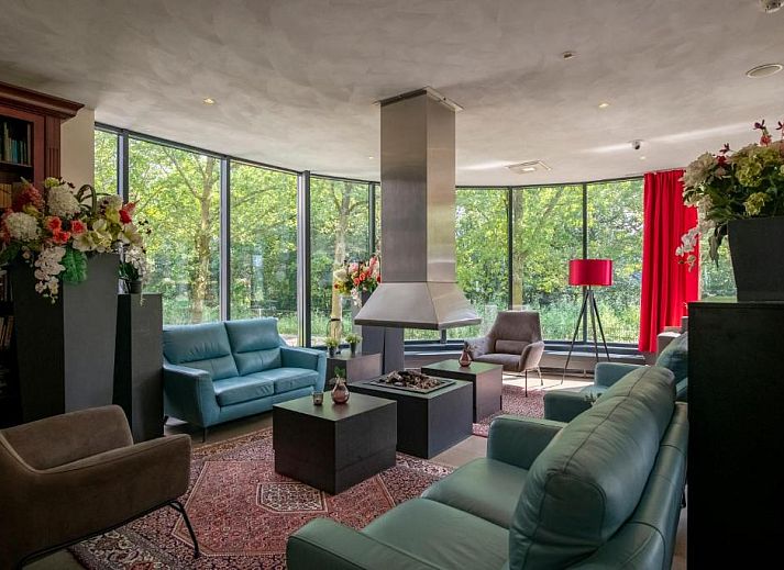 Comfortabele slaapkamer in Bastion Hotel Utrecht met uitzicht op Utrecht, ideaal voor een ontspannen verblijf.