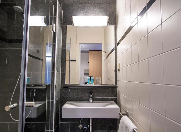 Stijlvolle kamer in Bastion Hotel Utrecht, met ruime bedden en moderne voorzieningen in het hart van Utrecht.