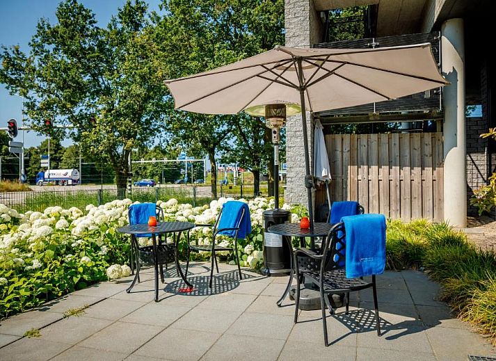 Gezellige eetruimte in Bastion Hotel Utrecht, met uitzicht op de groene omgeving van Utrecht.