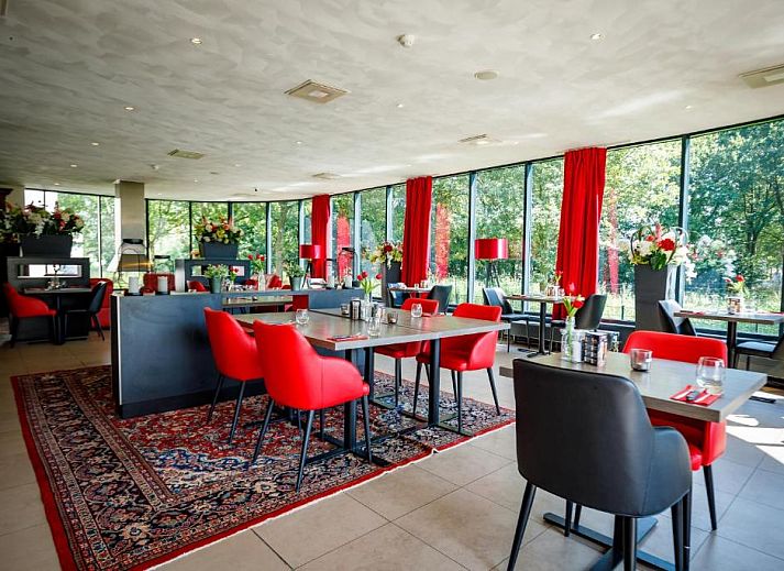 Gezellige eetruimte in Bastion Hotel Utrecht, met uitzicht op de groene omgeving van Utrecht.