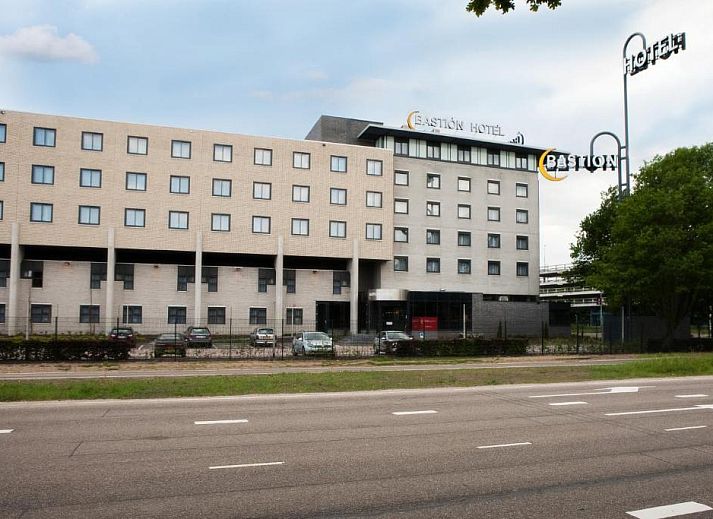 Gezellige eetruimte in Bastion Hotel Utrecht, met uitzicht op de groene omgeving van Utrecht.
