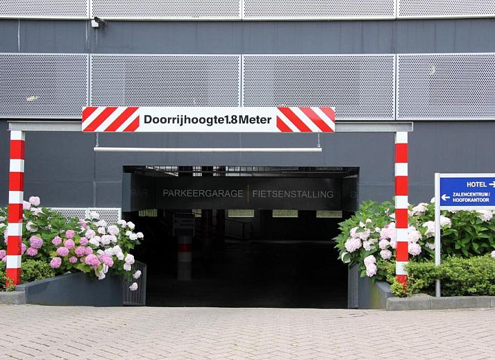 Gezellige eetruimte in Bastion Hotel Utrecht, met uitzicht op de groene omgeving van Utrecht.