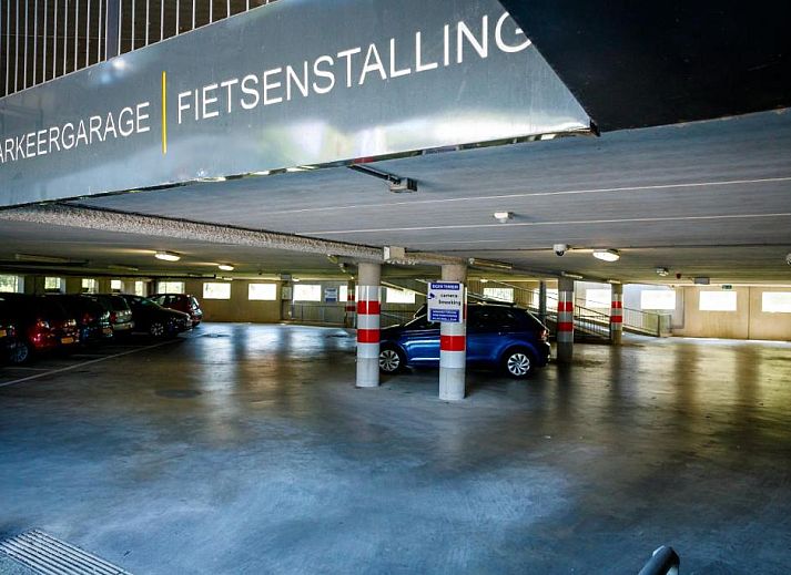 Luxe lounge in Bastion Hotel Utrecht, omgeven door natuur en rust, perfect voor ontspanning.