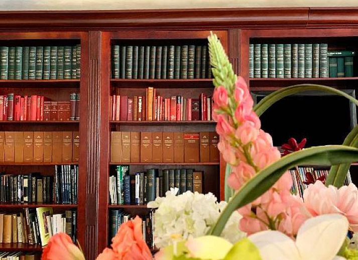 Luxe lounge in Bastion Hotel Utrecht, omgeven door natuur en rust, perfect voor ontspanning.