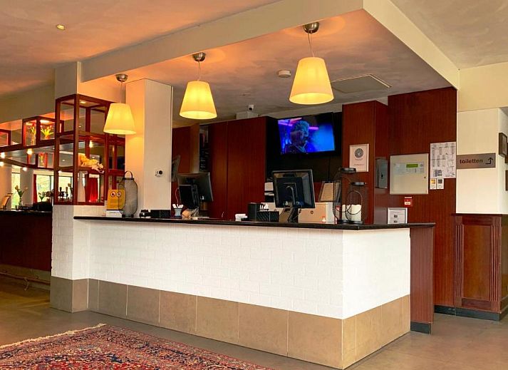 Luxe lounge in Bastion Hotel Utrecht, omgeven door natuur en rust, perfect voor ontspanning.