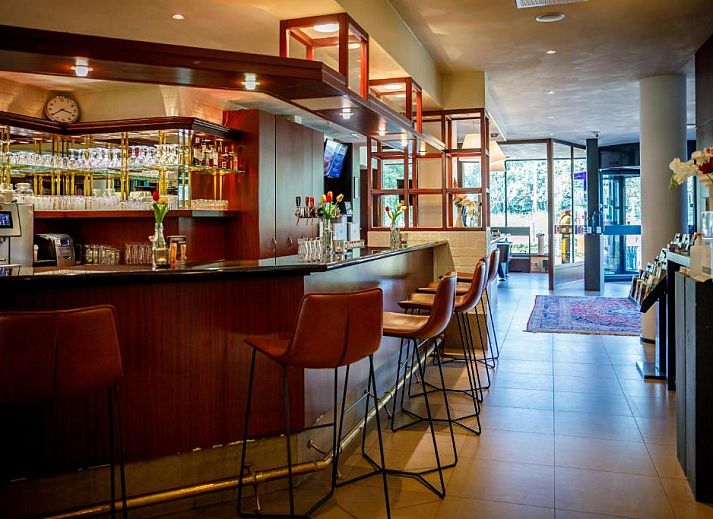 Luxe lounge in Bastion Hotel Utrecht, omgeven door natuur en rust, perfect voor ontspanning.