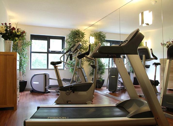 Luxe lounge in Bastion Hotel Utrecht, omgeven door natuur en rust, perfect voor ontspanning.