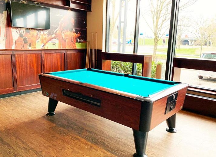 Moderne tweepersoonskamer in Bastion Hotel Utrecht, Utrecht, met comfortabele bedden en werkruimte.