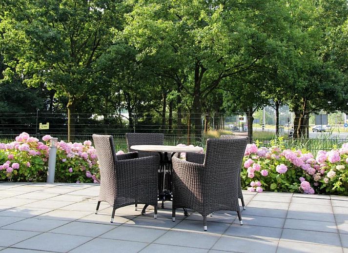 Moderne tweepersoonskamer in Bastion Hotel Utrecht, Utrecht, met comfortabele bedden en werkruimte.