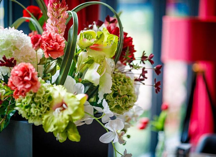 Moderne tweepersoonskamer in Bastion Hotel Utrecht, Utrecht, met comfortabele bedden en werkruimte.