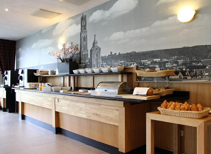 Moderne tweepersoonskamer in Bastion Hotel Utrecht, Utrecht, met comfortabele bedden en werkruimte.