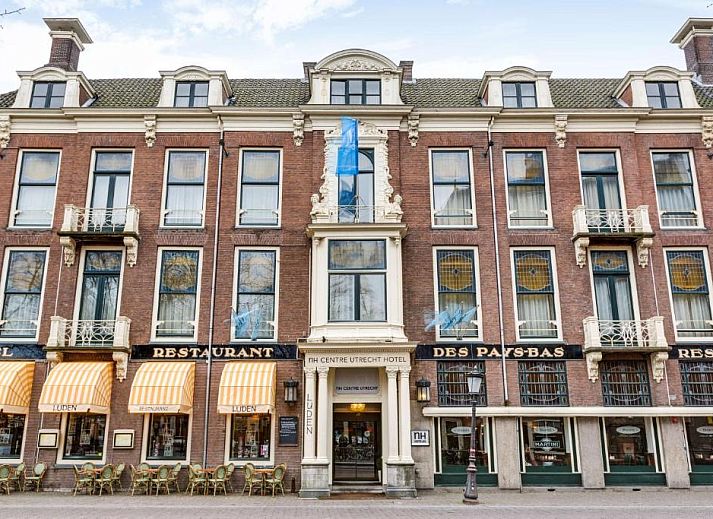 Comfortabele tweepersoonskamer in NH Centre Utrecht Hotel met uitzicht op de stad Utrecht.