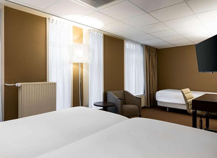 Moderne badkamer met douche in NH Centre Utrecht Hotel, Utrecht, voor een verfrissende ervaring.