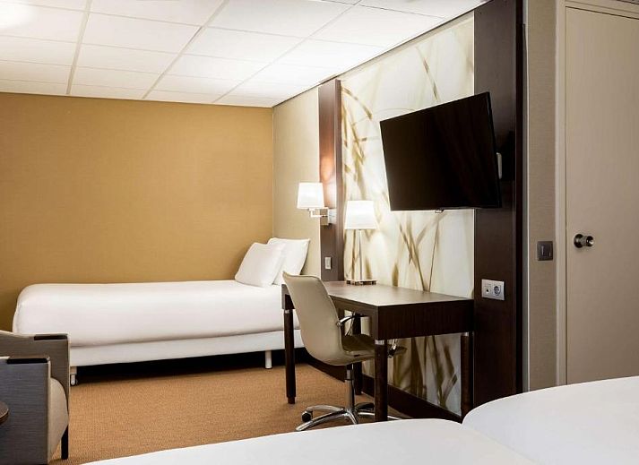 Moderne badkamer met douche in NH Centre Utrecht Hotel, Utrecht, voor een verfrissende ervaring.