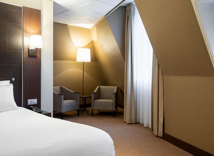 Moderne badkamer met douche in NH Centre Utrecht Hotel, Utrecht, voor een verfrissende ervaring.