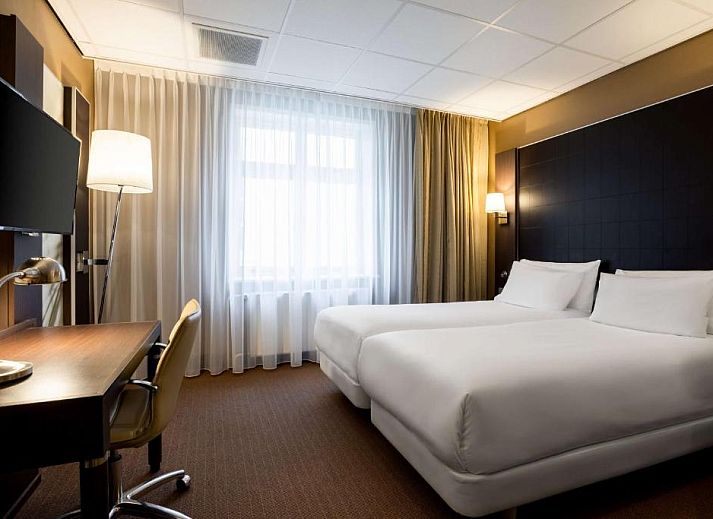 Moderne badkamer met douche in NH Centre Utrecht Hotel, Utrecht, voor een verfrissende ervaring.