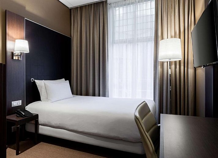 Moderne badkamer met douche in NH Centre Utrecht Hotel, Utrecht, voor een verfrissende ervaring.