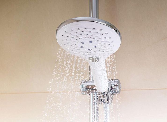 Receptie van NH Centre Utrecht Hotel, Utrecht, met vriendelijke service en moderne inrichting.