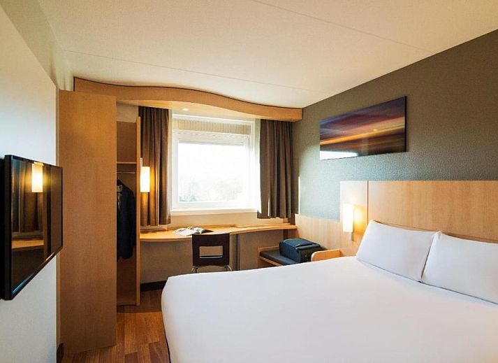 Comfortabele slaapkamer in ibis Utrecht vakantie appartement, Utrecht, met groot raam.